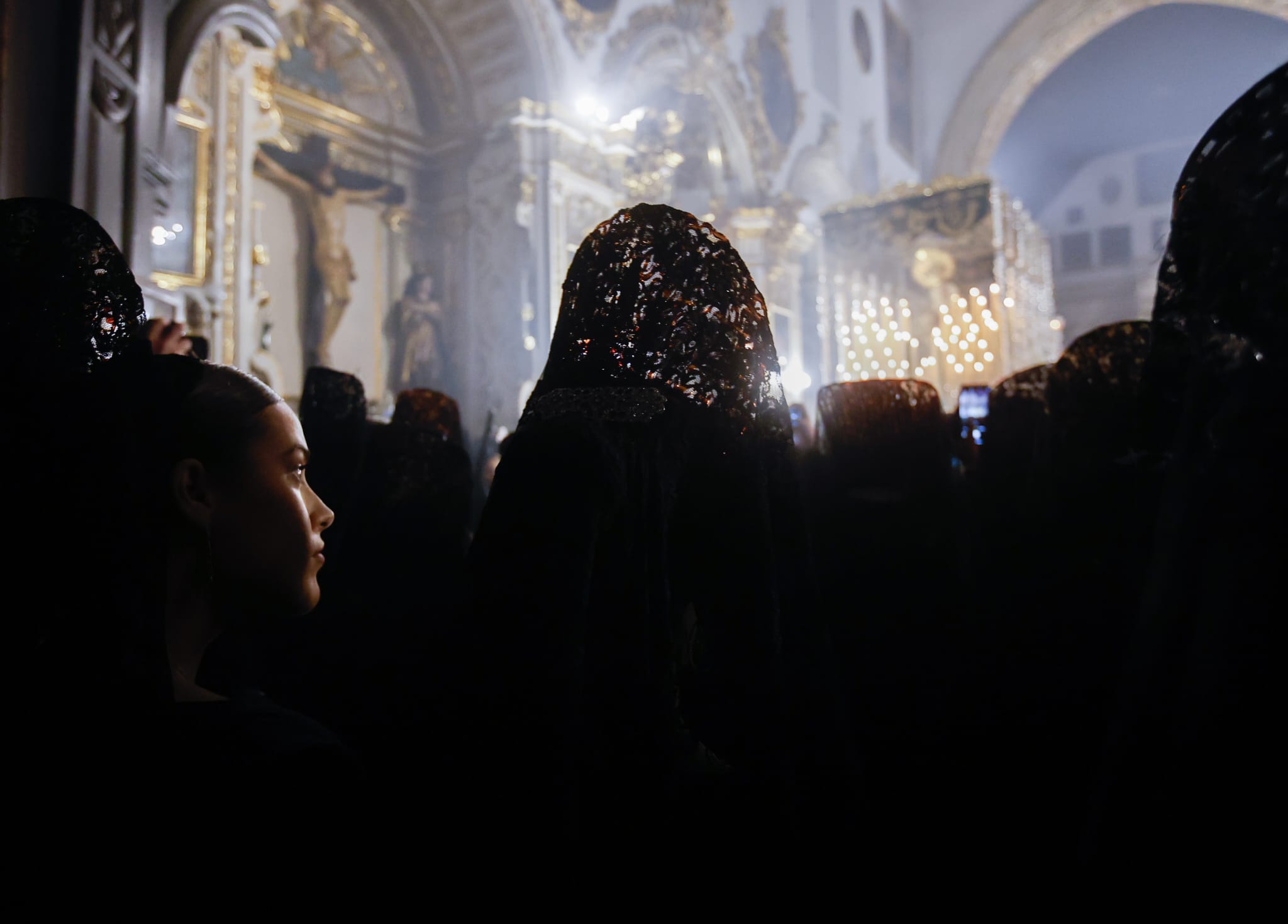 Las fotos de un Martes Santo huérfano en Granada con emoción y lágrimas