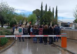 Concentración junto al edificio de Salud Responde en Jaén.