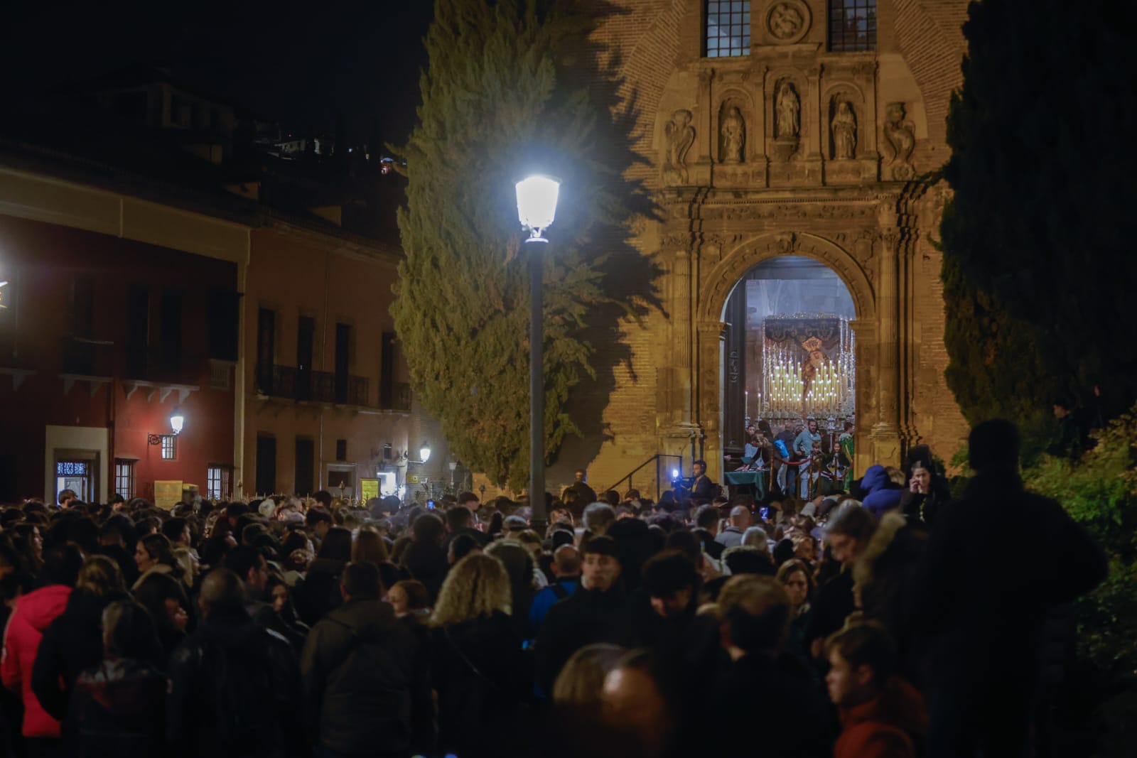 Las fotos de un Martes Santo huérfano en Granada con emoción y lágrimas