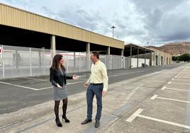 La presidenta de la APA, Rosario Soto, y el jefe de Departamento de Edificación y Conservación, Javier Almansa, frente a las naves que se adecuarán para la OPE.