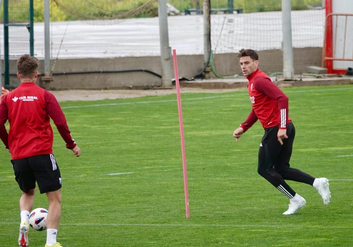 Lucas Boyé, durante el entrenamiento del Granada este martes en la Ciudad Deportiva del club.