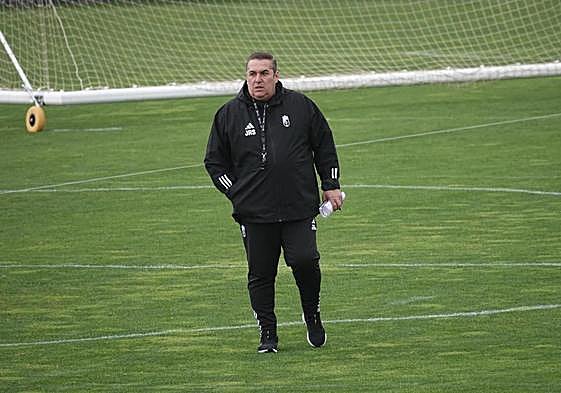 José Ramón Sandoval, durante el entrenamiento del Granada este martes.