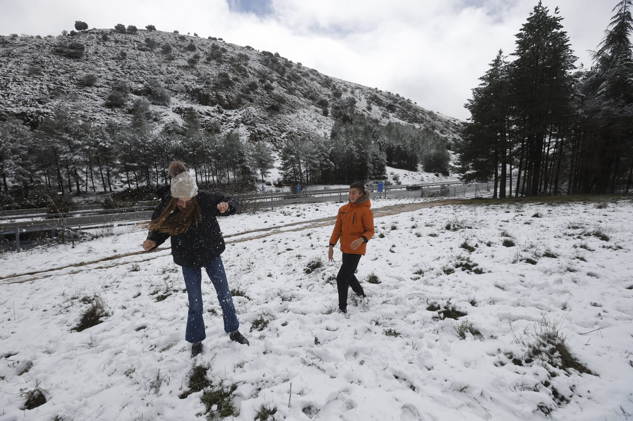 Los granadinos disfrutan de la nevada del Martes Santo en el Puerto de la Mora