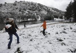 Los granadinos disfrutan de la nevada del Martes Santo en el Puerto de la Mora