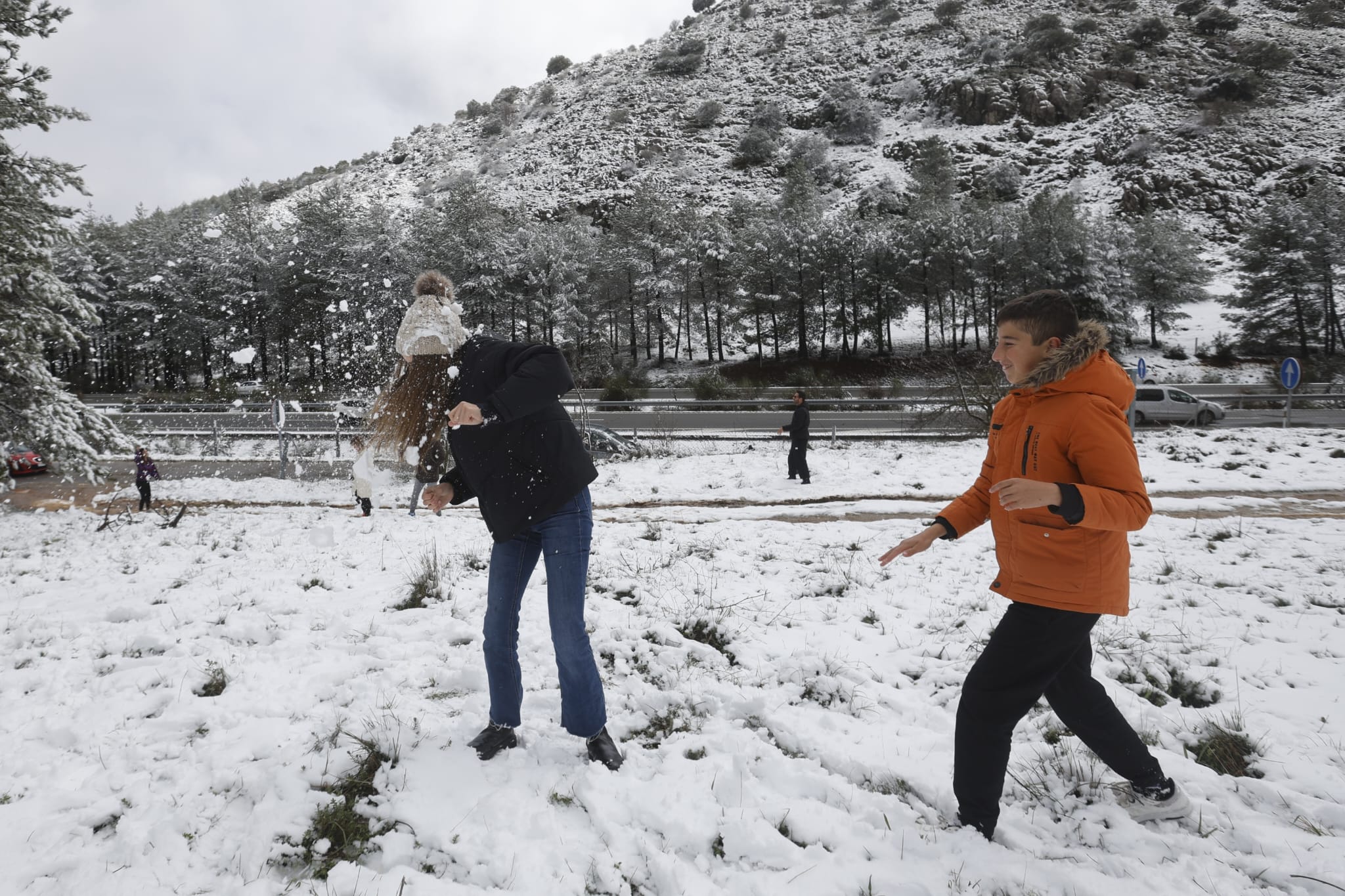 Los granadinos disfrutan de la nevada del Martes Santo en el Puerto de la Mora