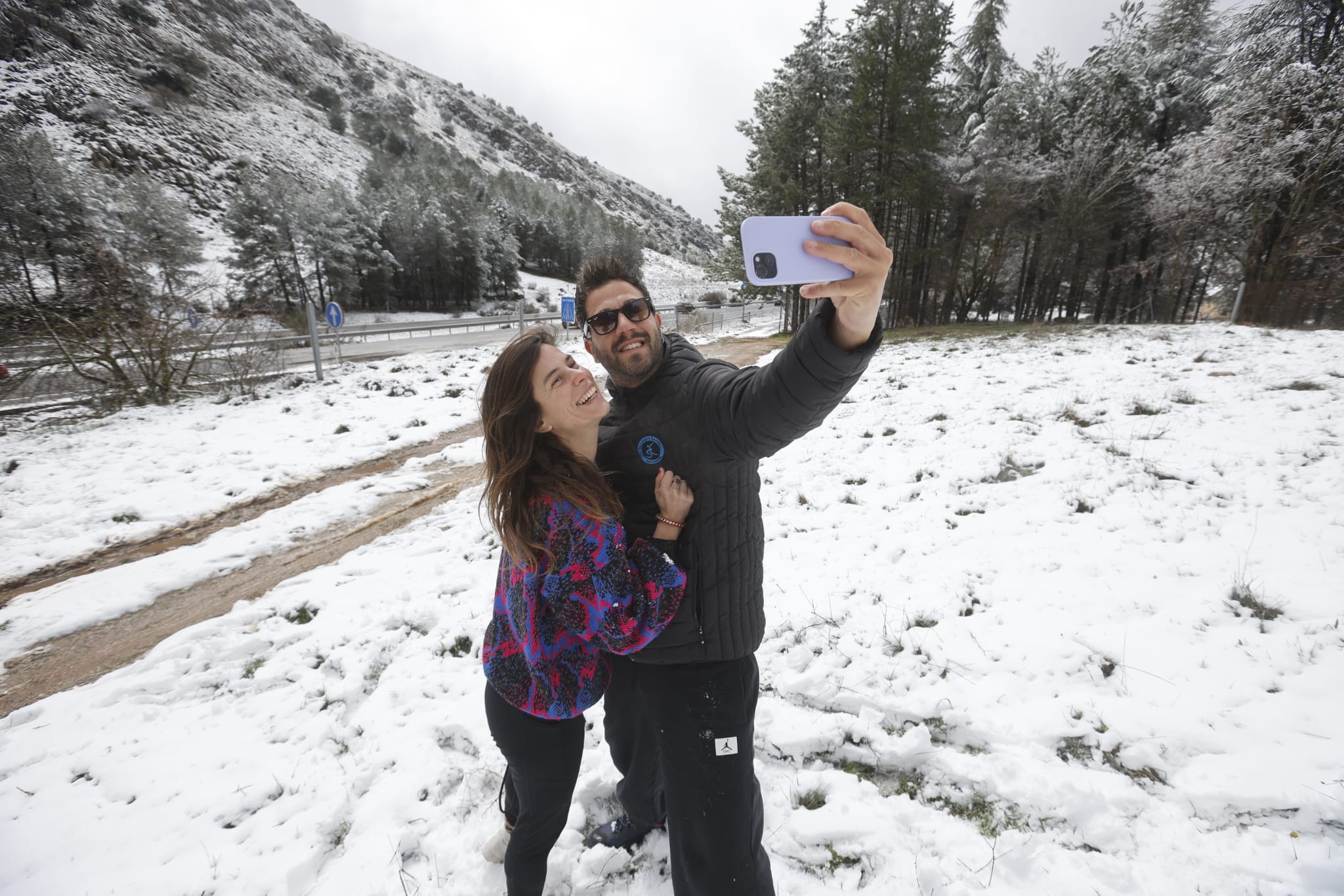 Los granadinos disfrutan de la nevada del Martes Santo en el Puerto de la Mora