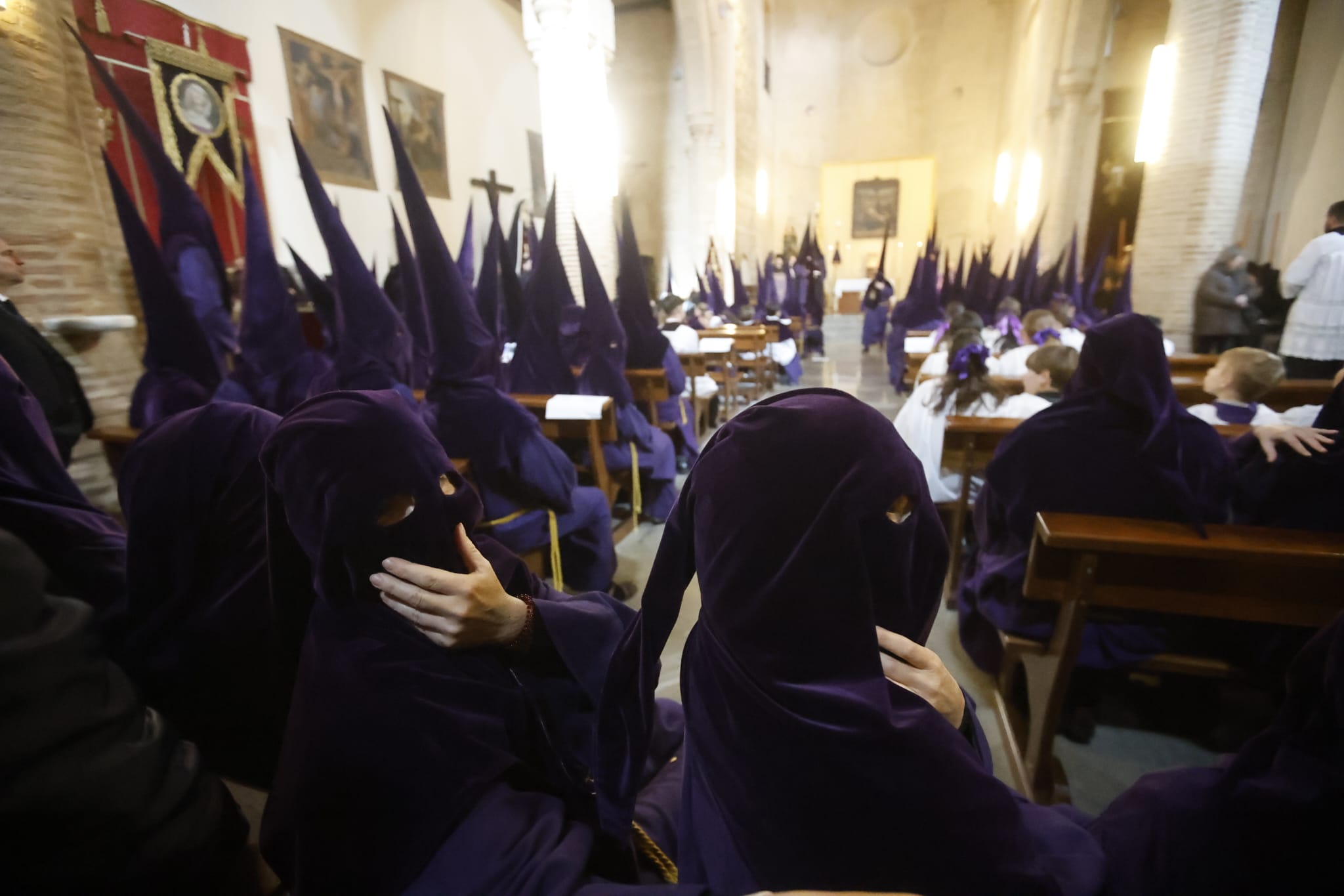 Las fotos de un Martes Santo huérfano en Granada con emoción y lágrimas