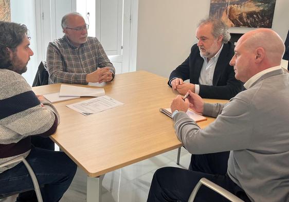 El diputado José Luis Hidalgo (derecha) con representantes de FACUA.