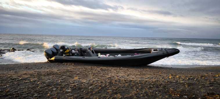 Encalla una narcolancha en la Costa de Granada por el mal tiempo