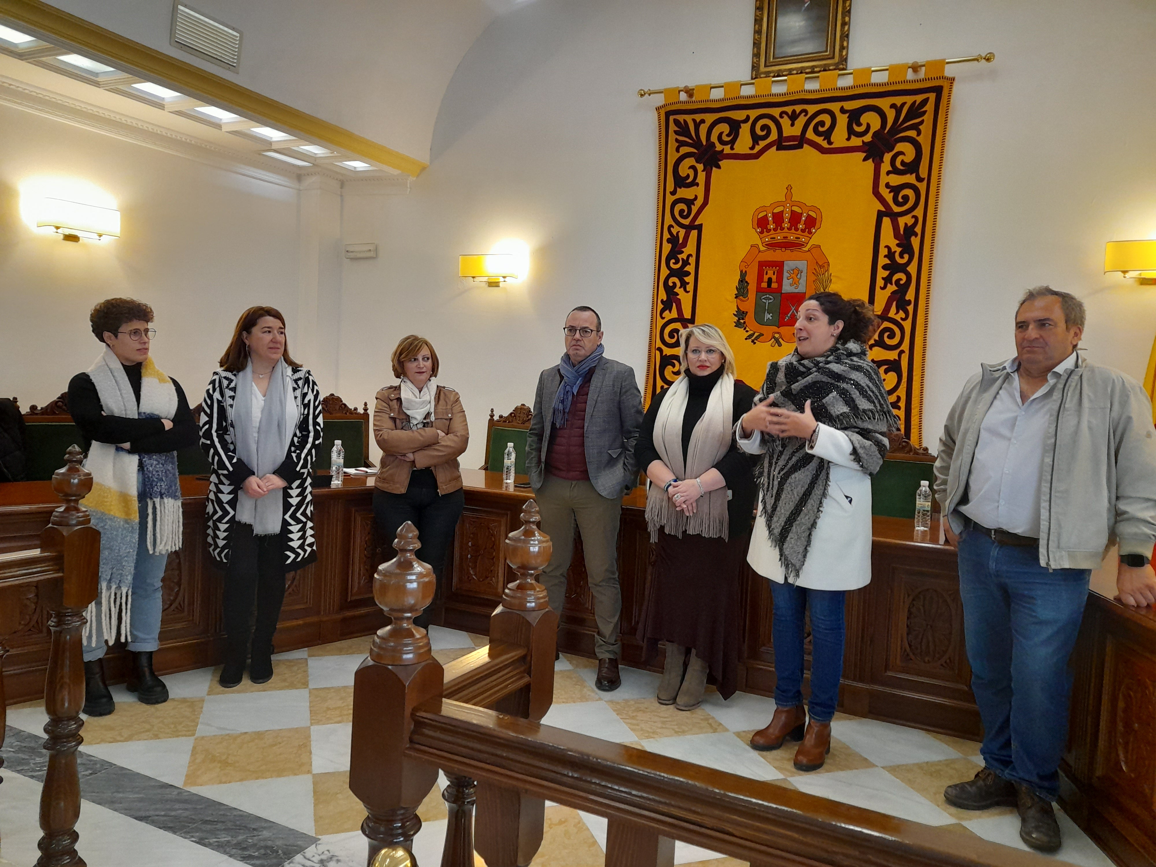 La delegado de Empleo Ana Mato junto a alcaldesa, María Estela Palacios, y otros representantes municipales.
