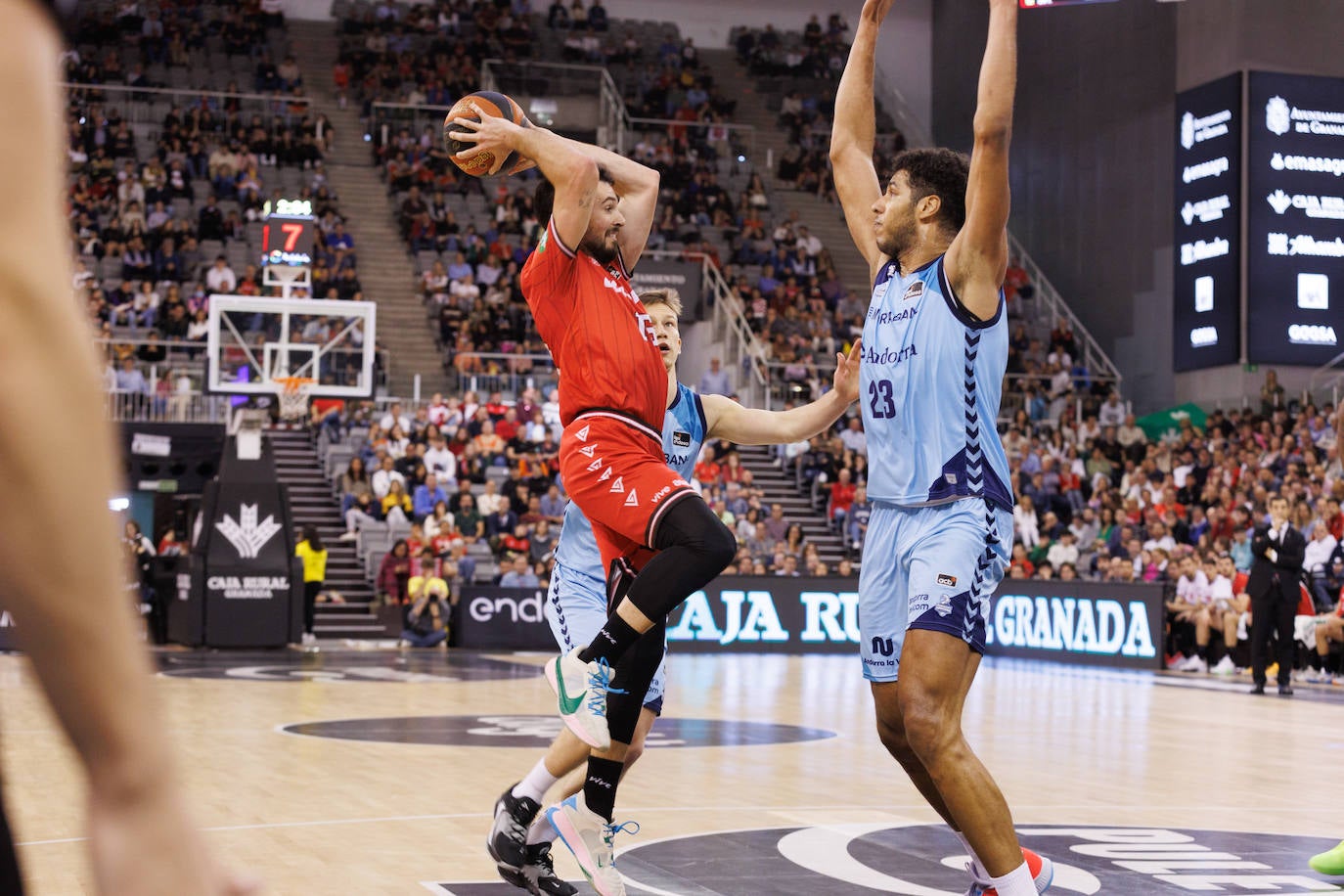 Lluís Costa arriesga con un pase en el partido contra el Morabanc Andorra en el Palacio de los Deportes.