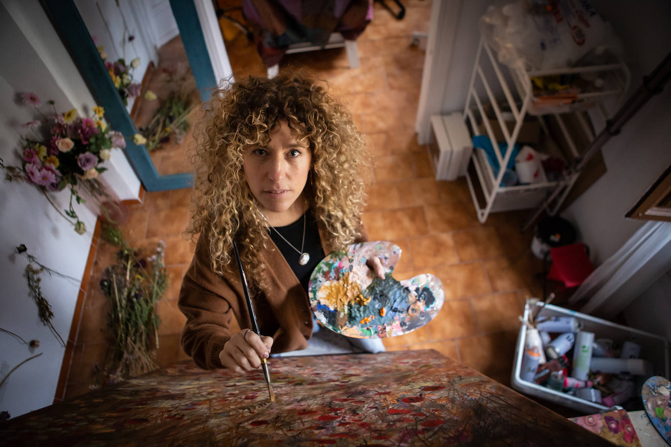 Mar de Redin da las últimas pinceladas a una de las obras que expondrá en el Hotel Victoria de Granada.