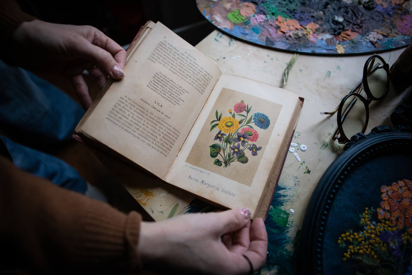 Imagen secundaria 1 - lLibro sobre el lenguaje de las flores y las frutas. 