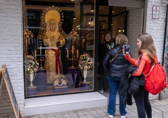 La carnicería de Granada que tiene una virgen sevillana a tamaño real .