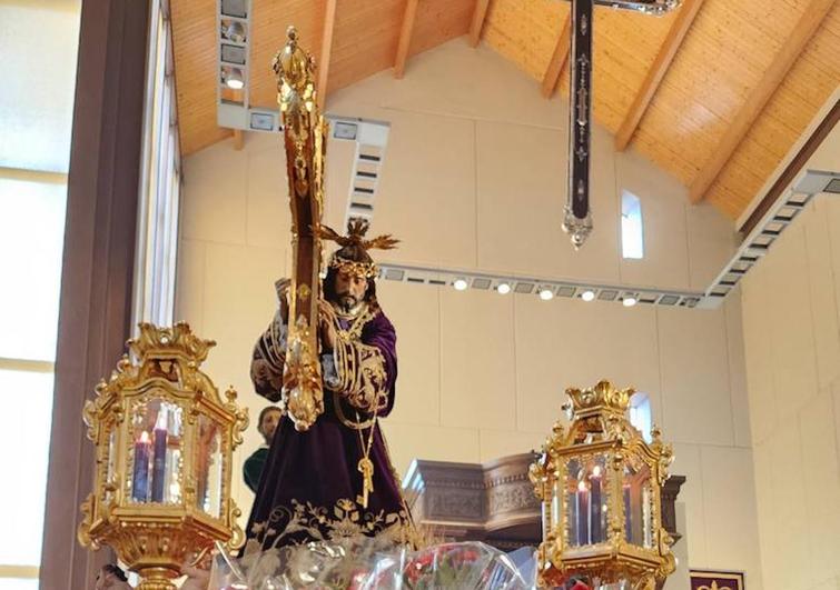 Ofrenda floral en el Camarín.