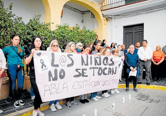 Concentración de duelo y repulsa en Abla (Almería) por el último caso de violencia vicaria.