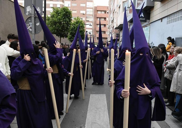 Nazarenos de las Angustias por la calle San Leonardo.