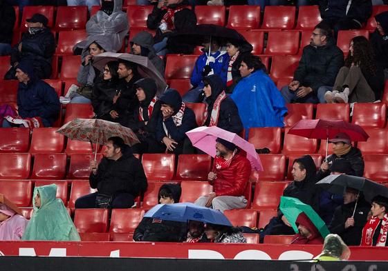 Aficionados del Granada, bajo la lluvia durante el partido contra la Real Sociedad.