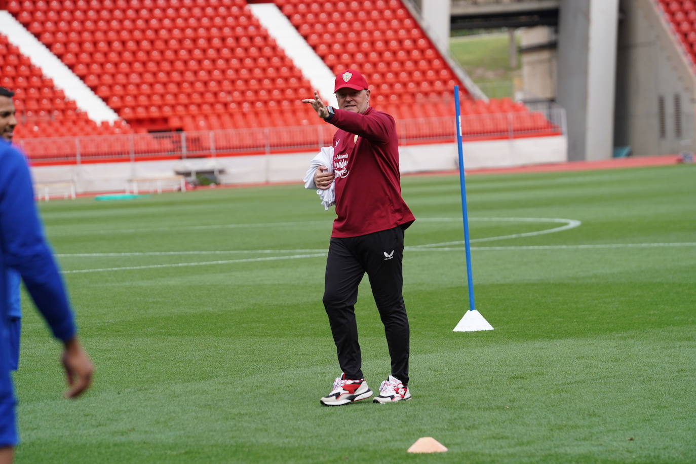 Pepe Mel da instrucciones a sus jugadores en el entrenamiento de ayer jueves antes de comparecer en rueda de prensa.