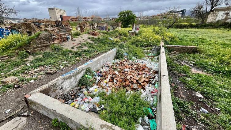 Botellas, plásticos y cristales acumulados en las ruinas donde se jóvenes hacen botellón.