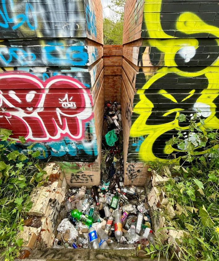 Imagen secundaria 2 - Exterior del Parque García Lorca. Huecos donde duermen personas. Restos de botellones acumulados en los muros. 