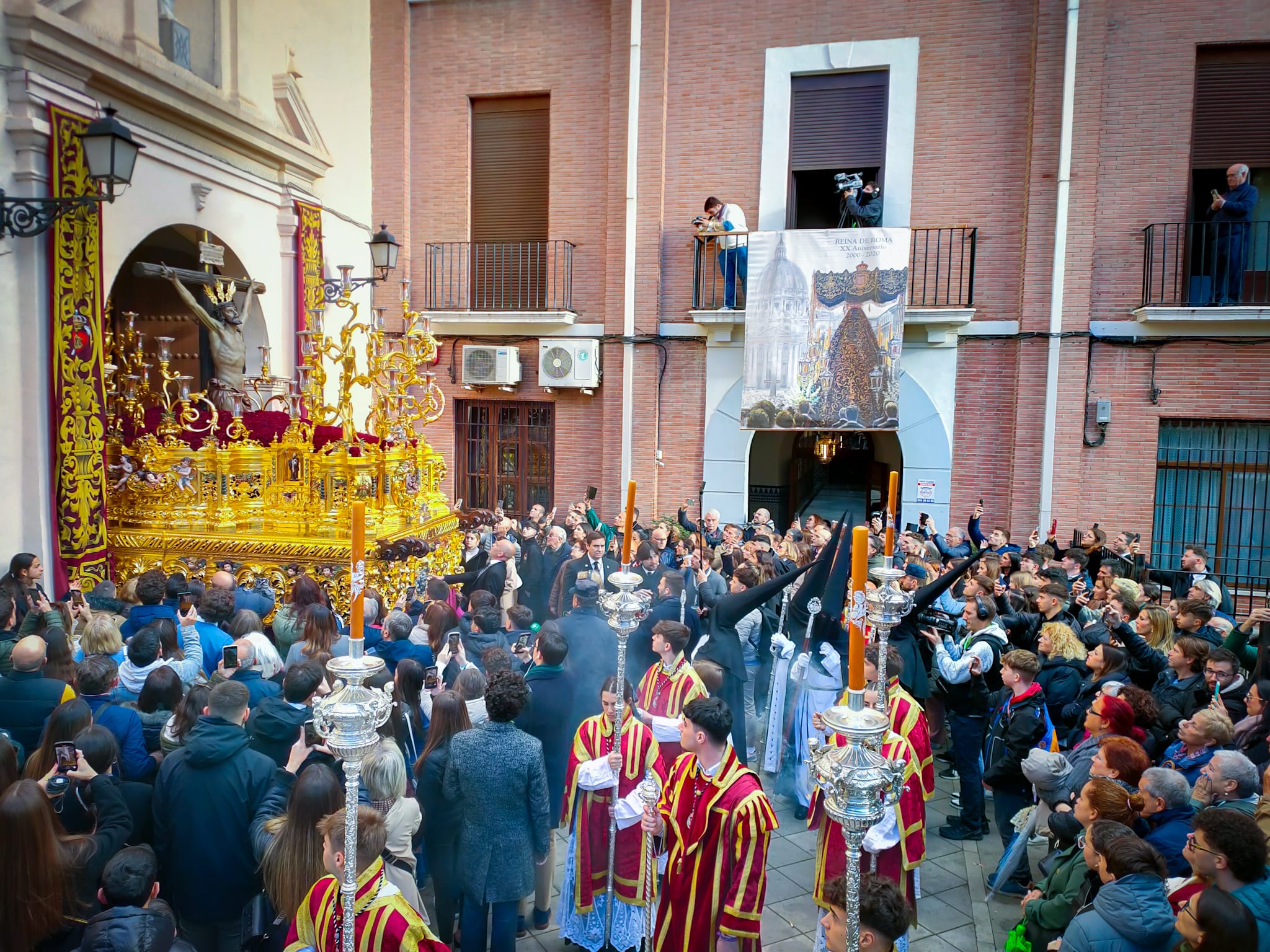 Las imágenes de un Viernes Santo de emoción en Granada