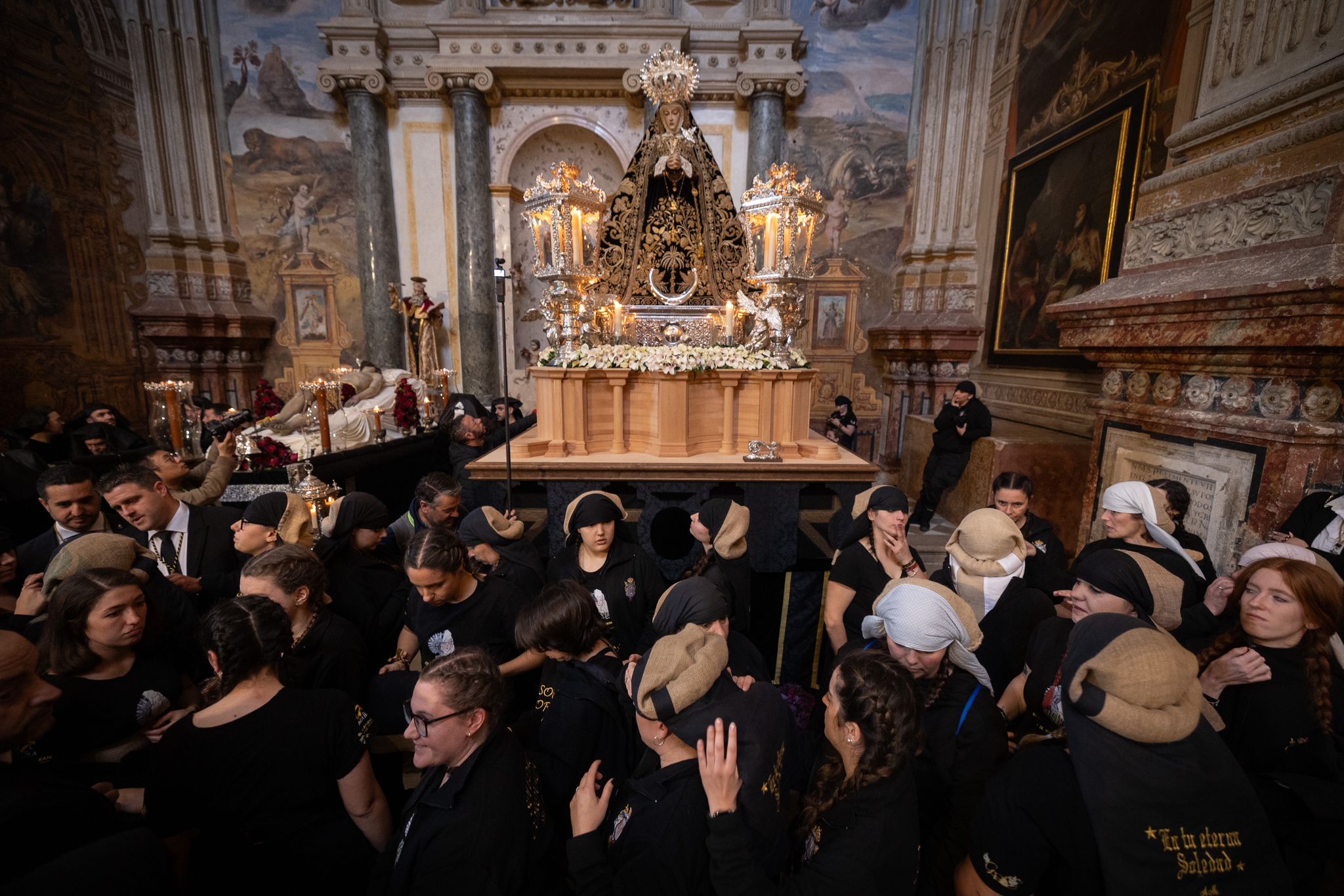 Las imágenes de un Viernes Santo de emoción en Granada