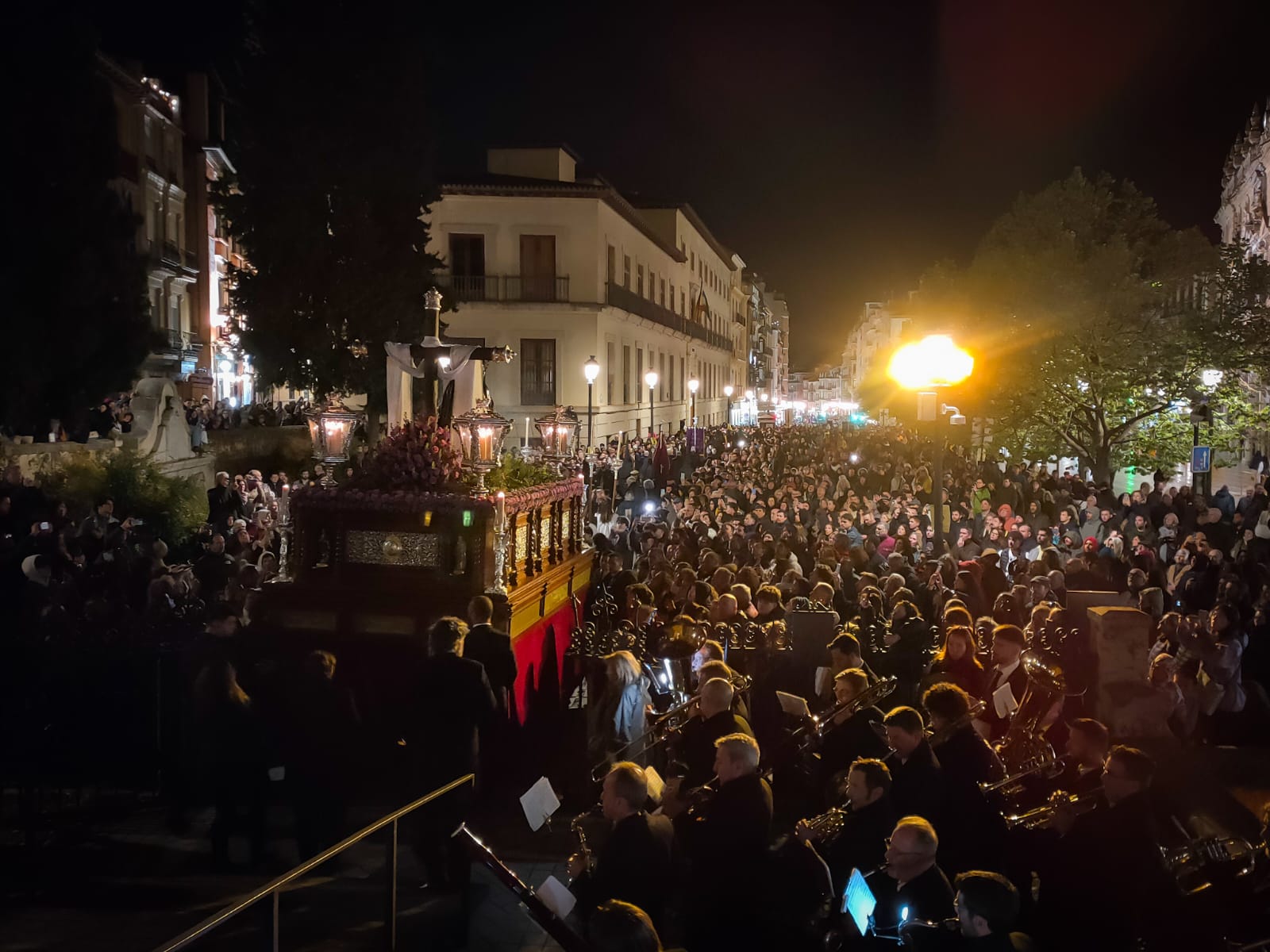 Las imágenes de un Viernes Santo de emoción en Granada