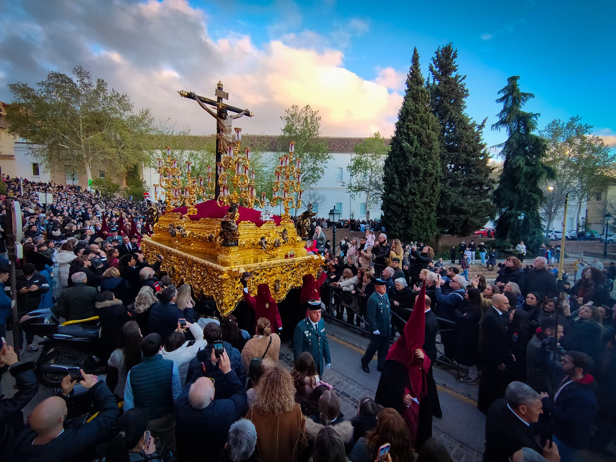 Las imágenes de un Viernes Santo de emoción en Granada