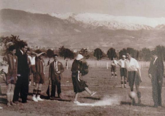 Acto protocolario en un partido disputado en Las Eras de Cristo, años 20.