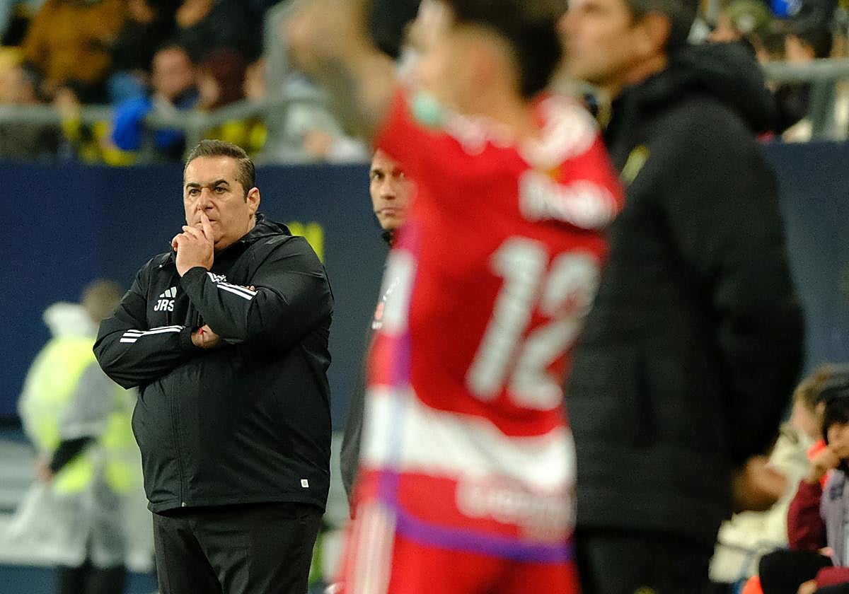 José Ramón Sandoval, concentrado en el partido durante un saque de banda de Ricard Sánchez.