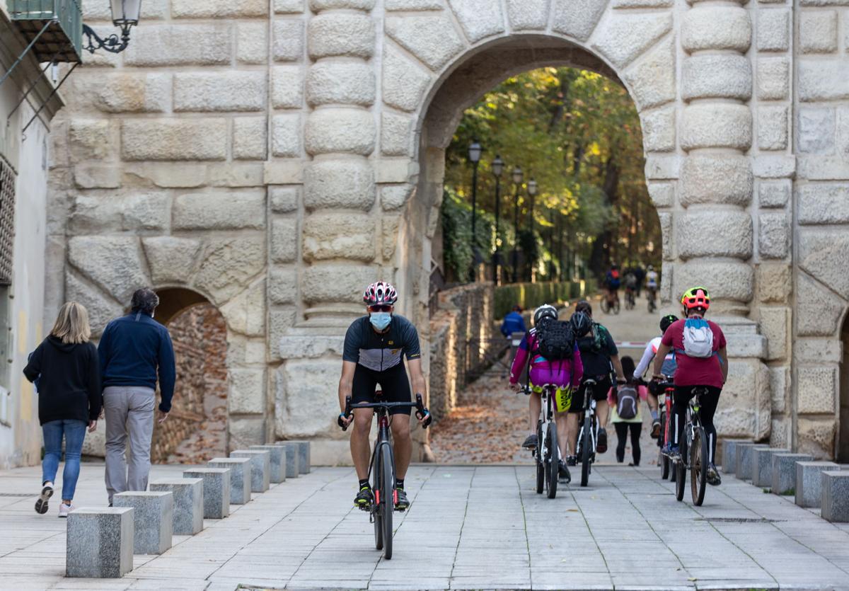 El acceso a la Alhambra por la Cuesta de Gomérez permenace cerrado