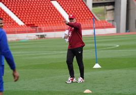 Pepe Mel da instrucciones a sus jugadores en el entrenamiento de ayer jueves antes de comparecer en rueda de prensa.