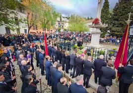 Rezo al Cristo de los Favores en el Campo del Príncipe.