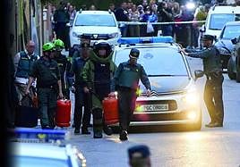 Agentes de la Guardia Civil durante la intervención en Las Gabias.