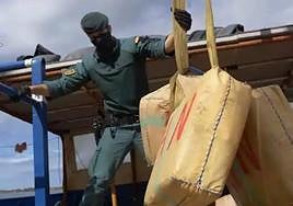 Imagen de archivo de un agente de Guardia Civil con un fardo de droga.