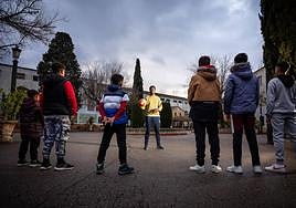 Ibra, en el centro de la imagen y con la pelota, charla con varios chicos a los que acompaña en Ciudad de los Niños.