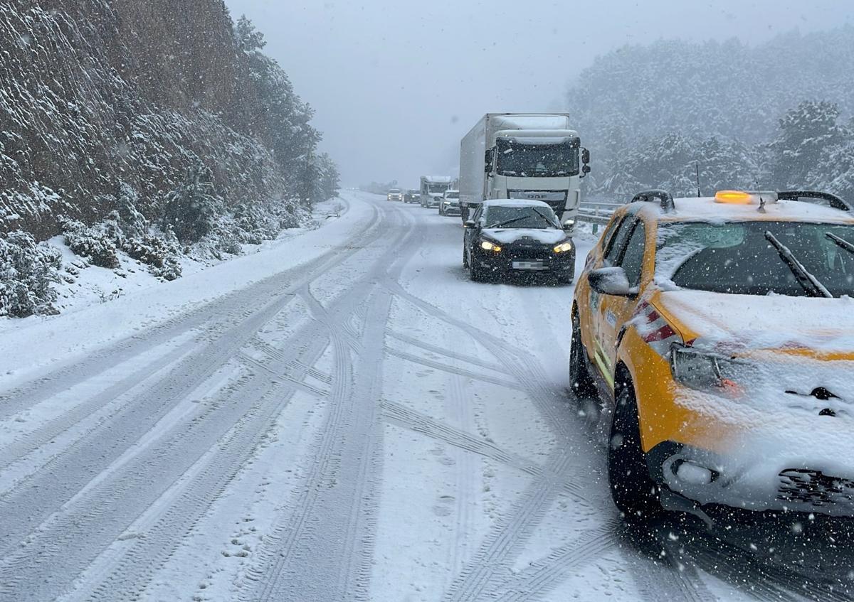 Imagen secundaria 1 - Nieve en el Puerto de la Mora.