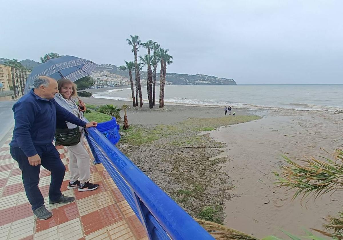 La desembocadura del río Jate en La Herradura ofrece este domingo un espectáculo por la cantidad de agua y tierra que arrastra.