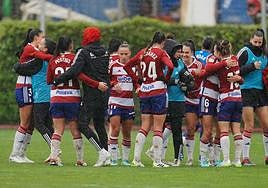 Las jugadoras del Granada femenino celebran bajo el agua la victoria conseguida frente al Madrid CFF en la Ciudad Deportiva.