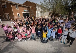 Todos los alumnos del colegio Monte Chullo posan en el patio