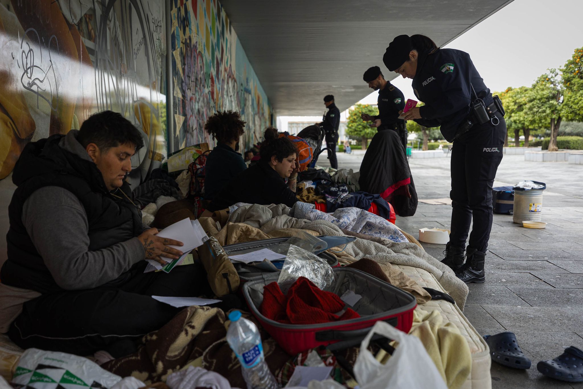 Las imágenes del desalojo de personas sin hogar en la zona de Arabial