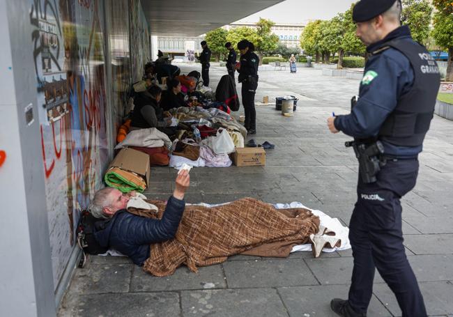 Las imágenes del desalojo de personas sin hogar en la zona de Arabial.