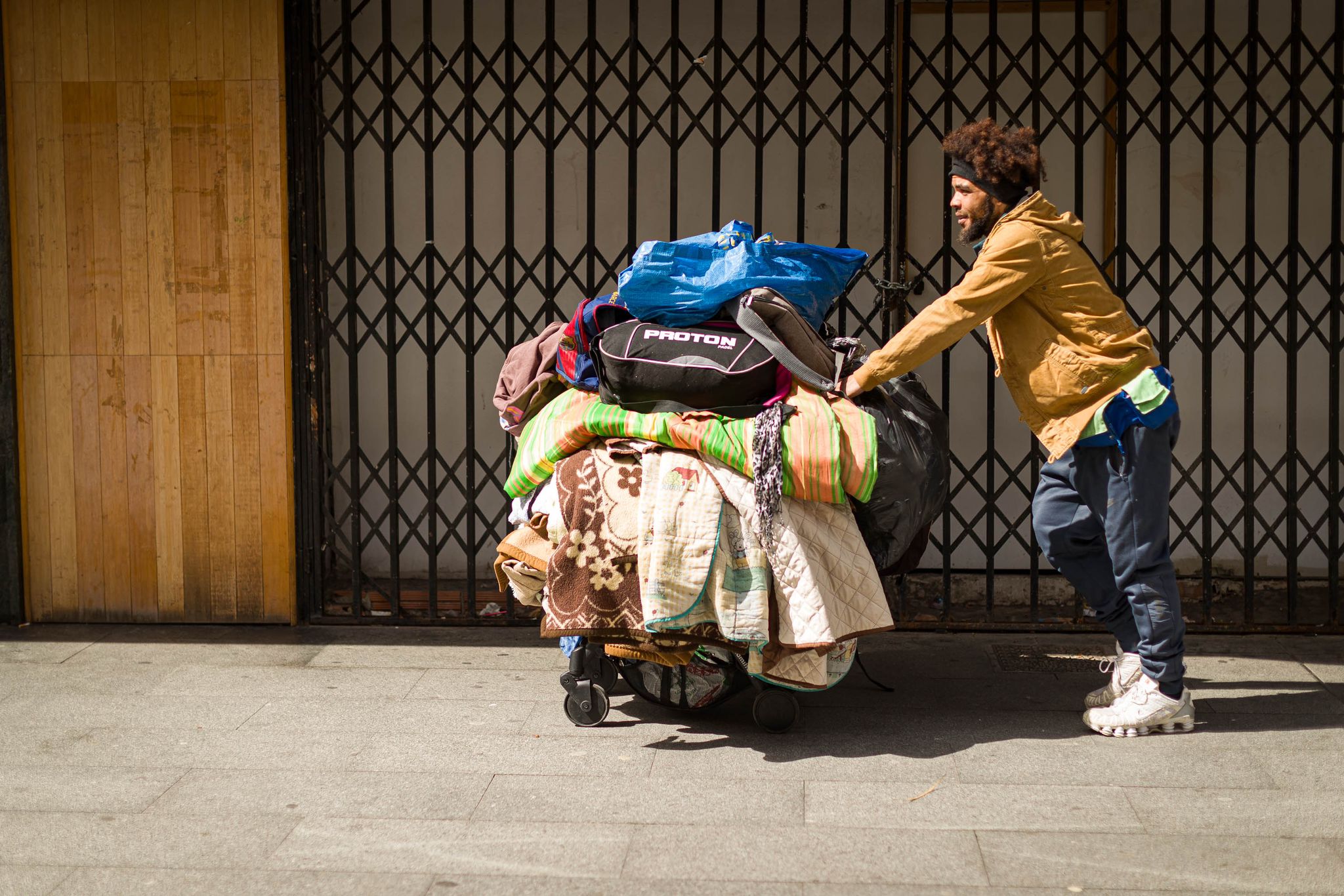 Las imágenes del desalojo de personas sin hogar en la zona de Arabial