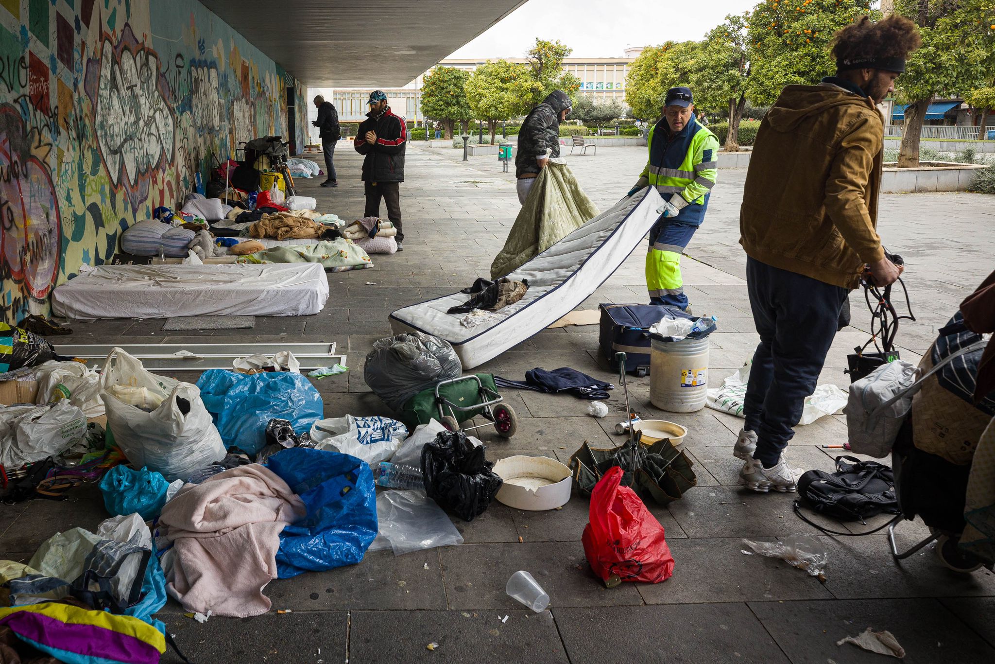 Las imágenes del desalojo de personas sin hogar en la zona de Arabial