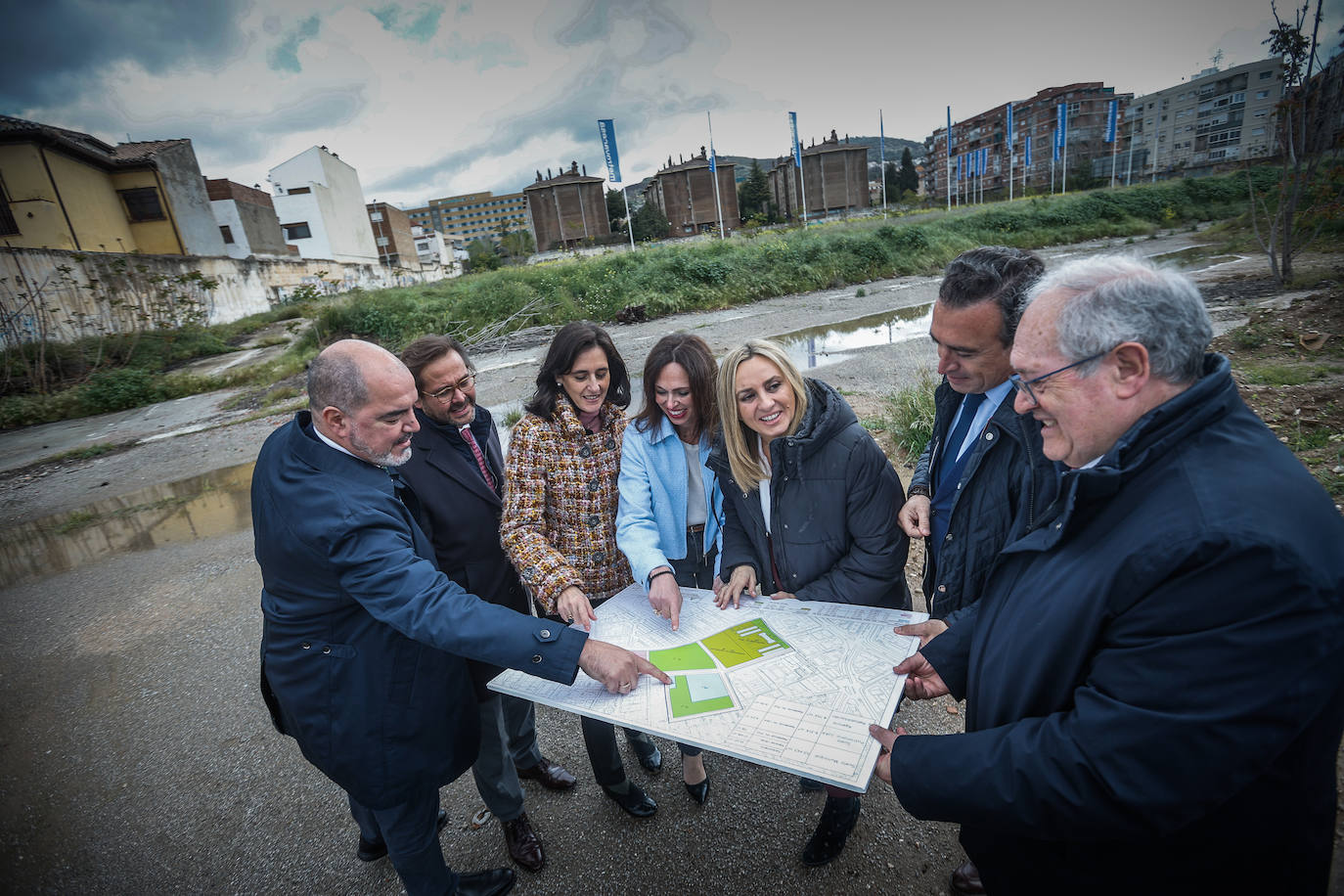 Autoridades durante la visita al área de urbanización de Mondragones en Granada.