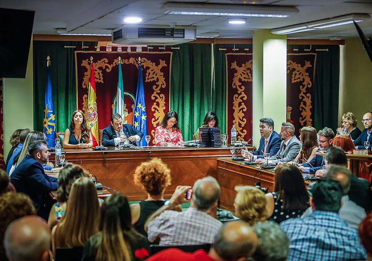 Imagen principal - Imágenes del pleno de investidura de Julio Pérez como alcalde de Maracena, en junio. 