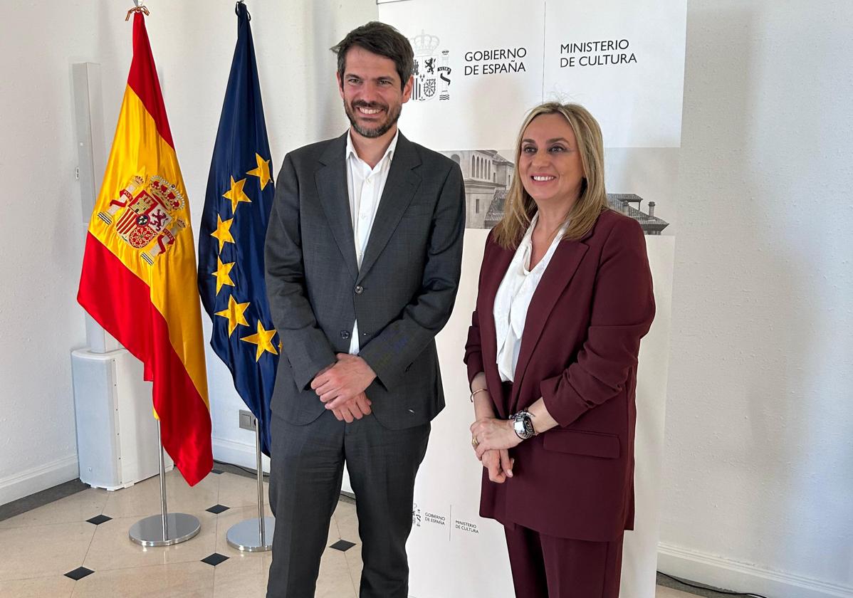 Ernest Urtasun, ministro de Cultura, junto a la alcaldesa de Granada, Marifrán Carazo