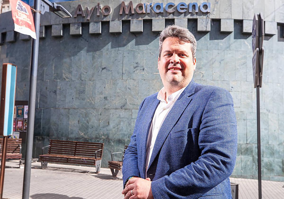 Carlos Porcel en la puerta del Ayuntamiento de Maracena.