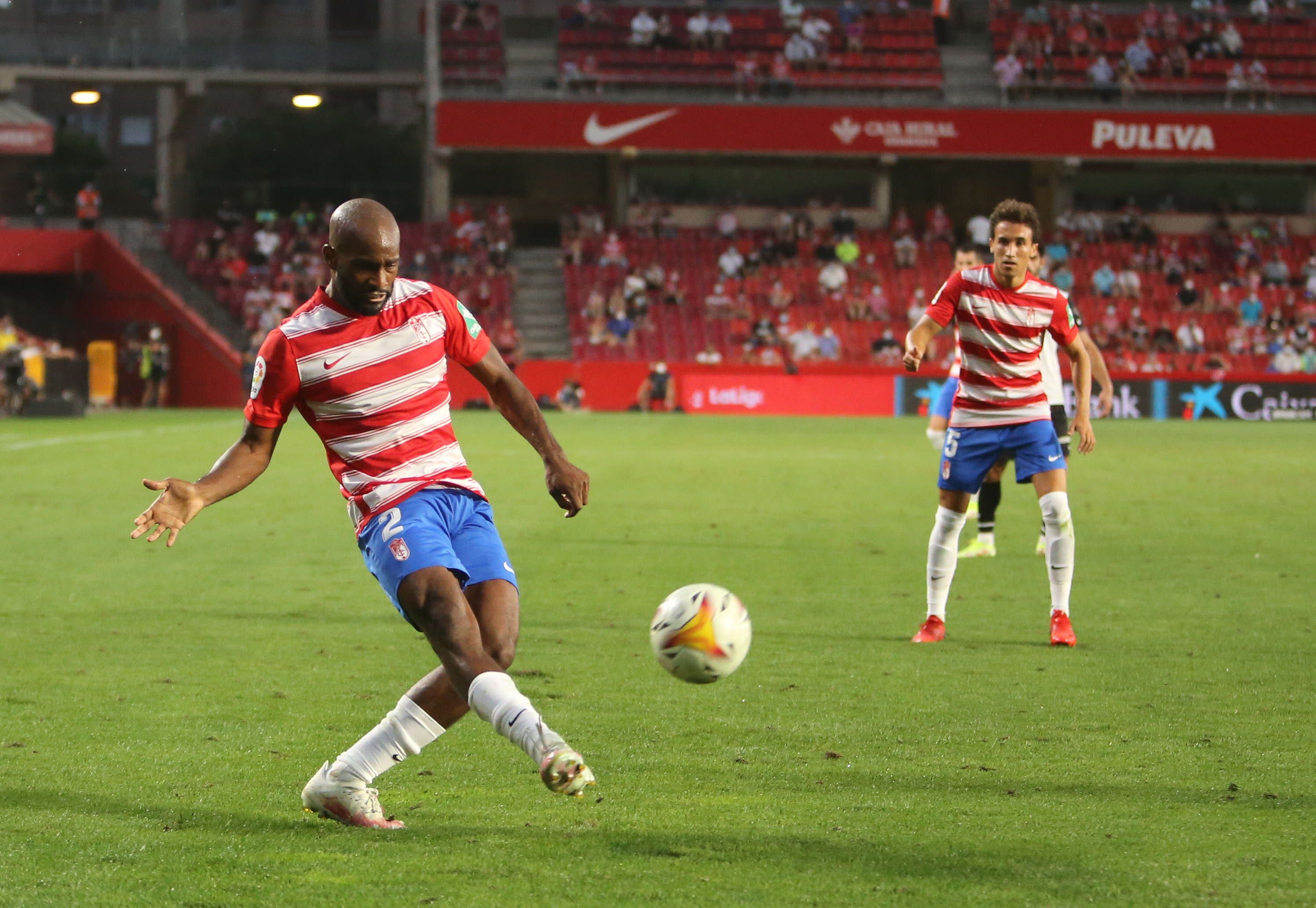 Dimitri Foulquier, en su último partido con el Granada precisamente contra el Valencia en 2021.